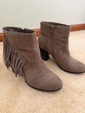 Descente Taupe Suede Fringe Ankle Boots